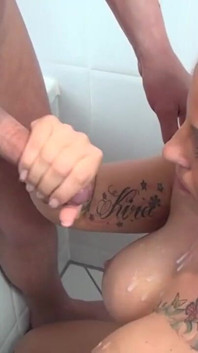 Tatuadas peitudas adoram o pau na buceta na boca no banheiro