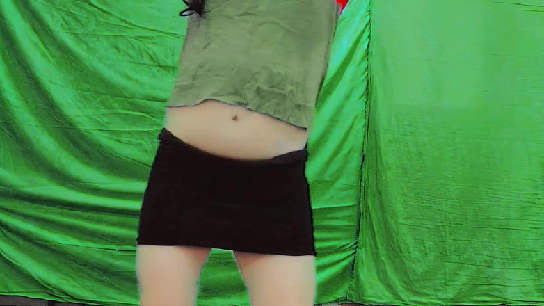 Kitty_Cross: Fofa Femboy levantando a saia ligeiramente sob luzes macias