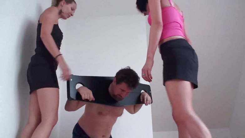 Femdom Austria: 等待他们的吐口水和落灰