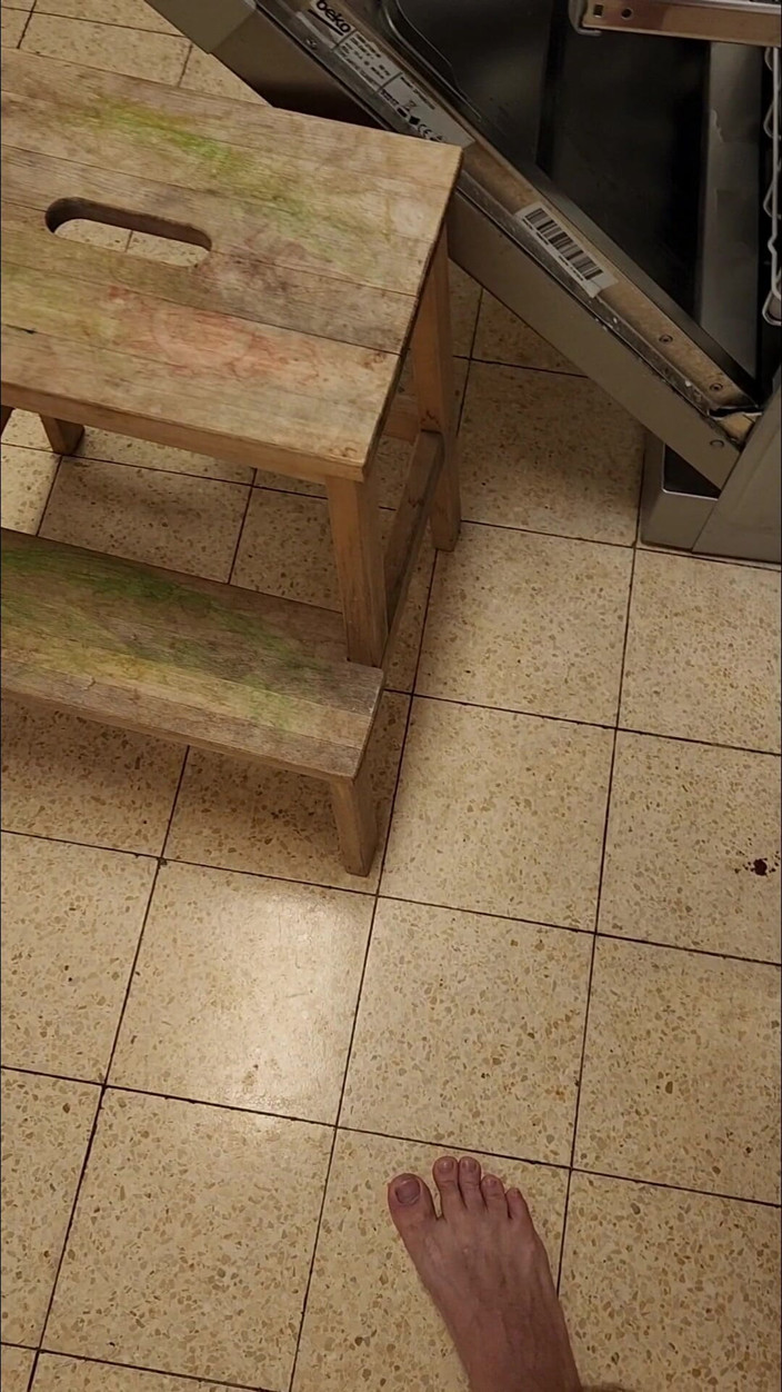 Milk Man: Milk man teil 14 - masturbationssession in der küche
