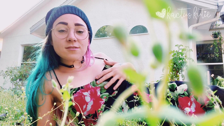 kactus kutie: Allongée dans l’herbe avec toi Gfe