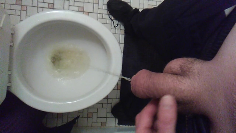 LilTaste: 半剃りながらトイレに行く