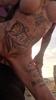 Une MILF blonde tatouée se fait baiser en plein air au bord de la plage