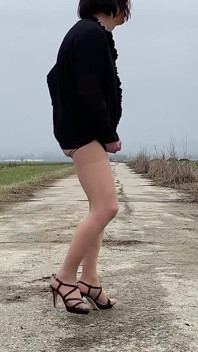 Эта шлюшка Emily кончает в колготках