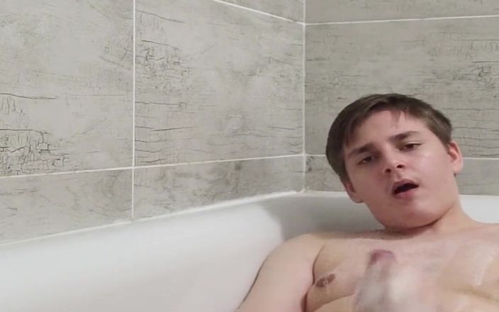 Dustins: Băiat dolofan merge solo în baie
