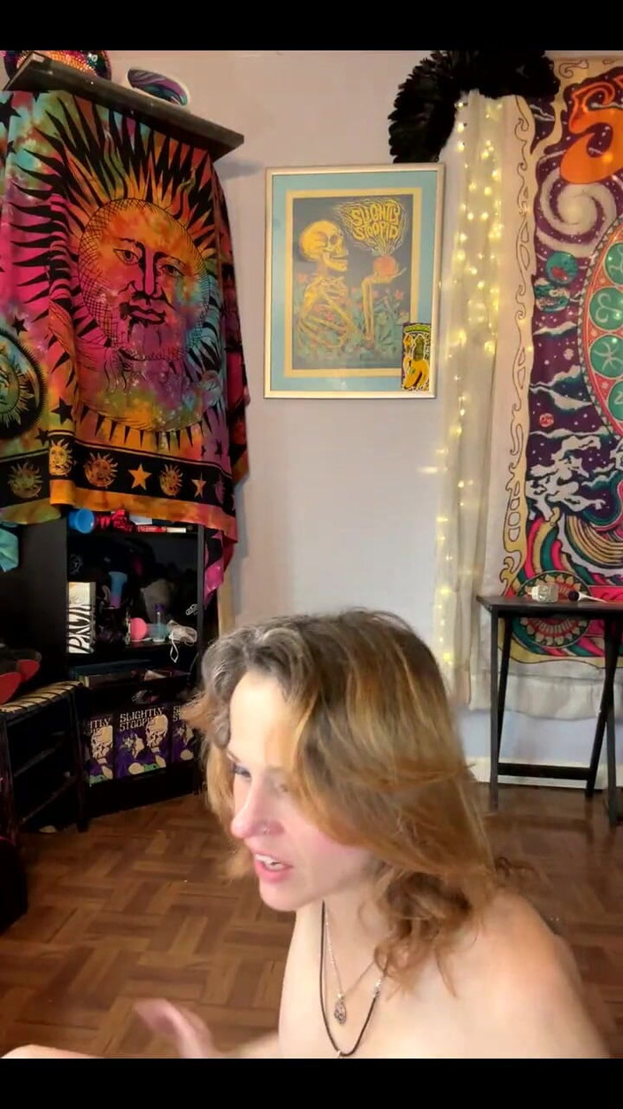 Suzy Wylde:  Suzy Wylde ile sigara gösterisi ve dans