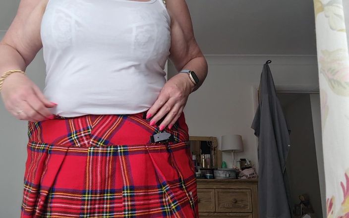UK Joolz: टार्टन स्कर्ट, स्टॉकिंग्स और सफेद पैंटीज के माध्यम से देखें