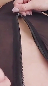 Čirý nylonový kombinéze vypadá na mém nahém těle perfektně
