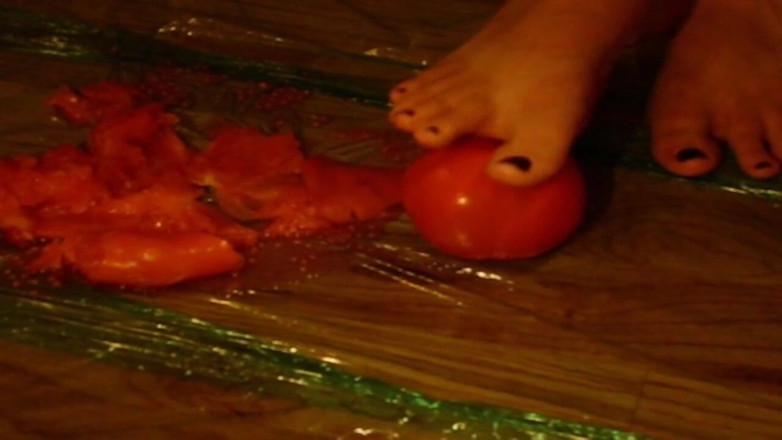 Sexy Amateurz: Crushing food with feet