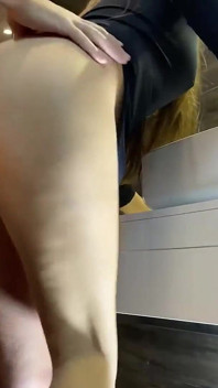 Er hob mein kleid an und fickte mich hart in den arsch