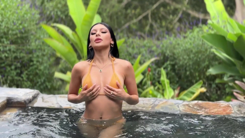 lizmendez7: Мій сусід трахає мене в своєму громадському джакузі