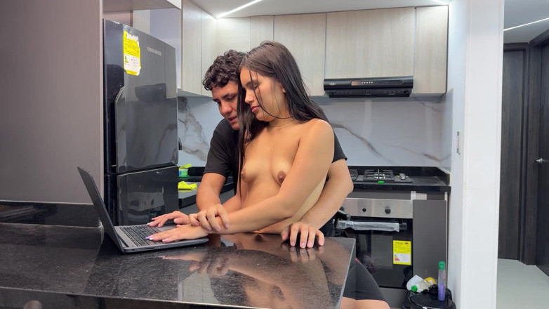JazminPalvin: ลูกพี่ลูกน้องสาวของกูอยากดูดควยใหญ่ของกูขณะที่เราทําอาหาร