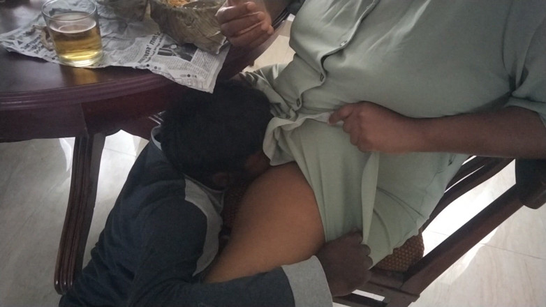 Tamil lesbian: Esstisch heiße muschi lutschen