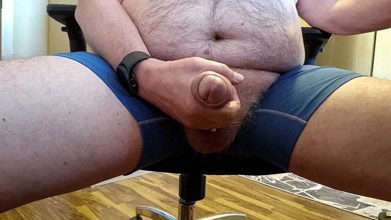 CiccioloBrizzolo: Je me masturbe avec ma grosse bite et je jouis