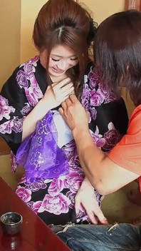 Remaja kurus Asia disetubuhi hingga orgasme oleh saudara tiri