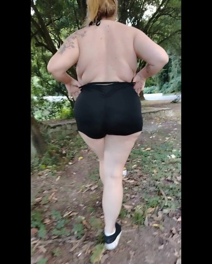 Priscila: 私は情熱的な継母を高速道路を散歩に連れて行きましたが、彼女は透明な服装で出かけました