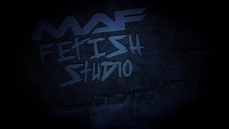 MAF fetish studio: Akemi momificando con plástico, cosquillas y dominación!