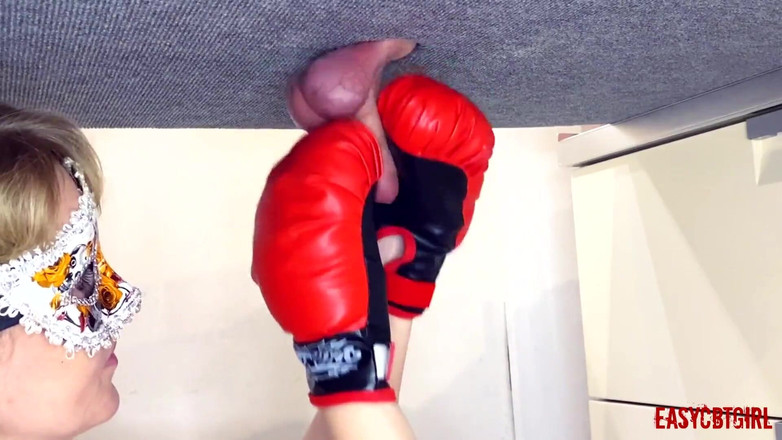 AnnyCandyPainboy: Paní boxuje ve svých otrokových koulích easycbtgirl
