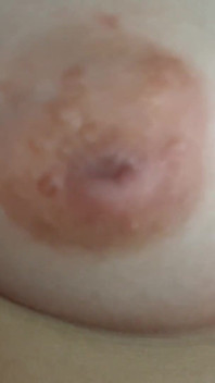 Tři přítelkyně se hlasitě stříkají zblízka