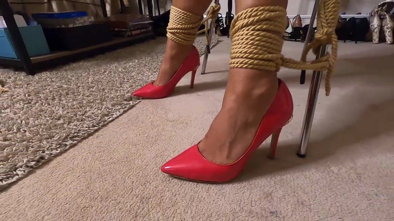 Latina Fetish: Latina je chycena, se zavázanýma očima, svázaná těsná a roubíkem,...