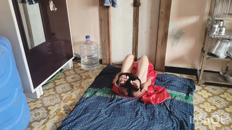 Desishycouple: Дези бхабхи Шивани мастурбирует в красной сари.