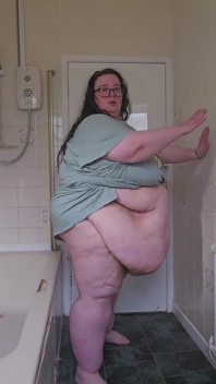 和SSBBW女神在浴室里玩肚子