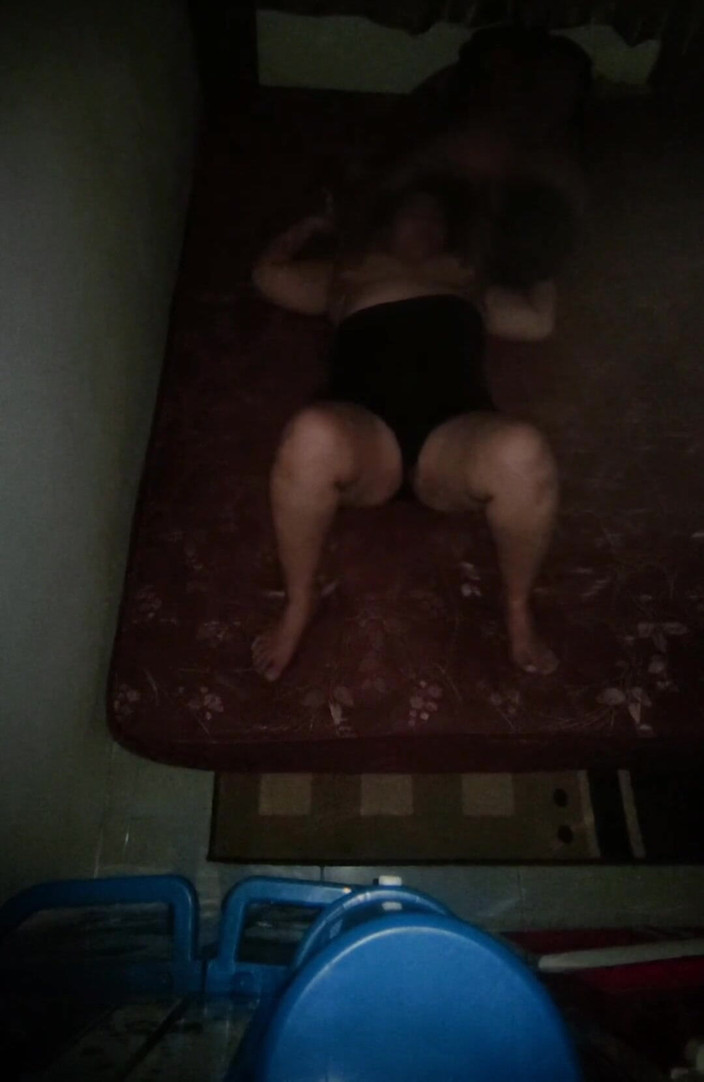 my_wife_chubby: (Viral) une femme sert son voisin.