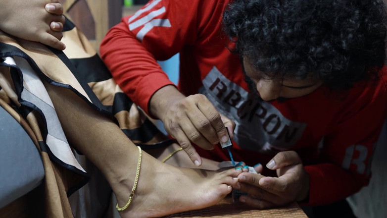 Vaigavarun Feet romance: Chico puso esmalte de uñas en los pies de la...