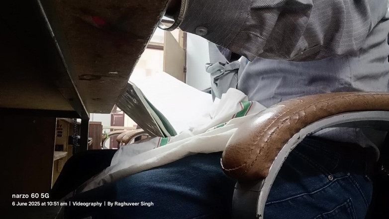 Rajasthani-old-lover: Desi Man w biurze