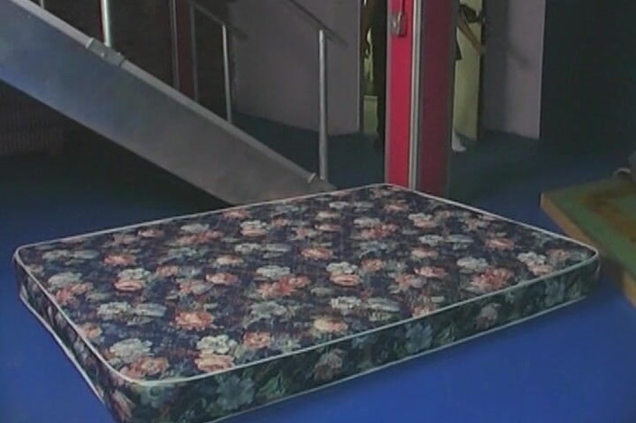 THAGSON RETRO: Blonďatá holka tvrdě bušila od policajta - výbuch tryskajícího orgasmu