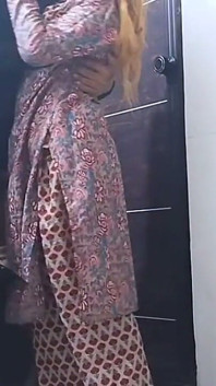 수업료에 가서 여친에게 전화를 걸어 구석에서 그녀를 따먹히는 인도 학생 소녀의 남친