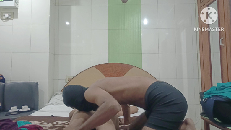 Poojakabir: 我的妻子在 Youtube 的丛林中被另一个男人操了。