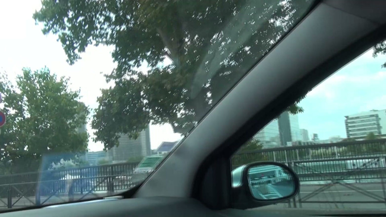 Paris Jango: Het kleine sletje showt in Parijs voordat ze geneukt wordt...