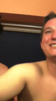 Kijk hoe deze Duitse dame bedekt wordt met sperma in een trio