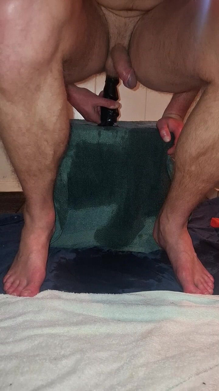 NoFace Twink X: Ateşli solo erkek sabah yapay penisine biniyor