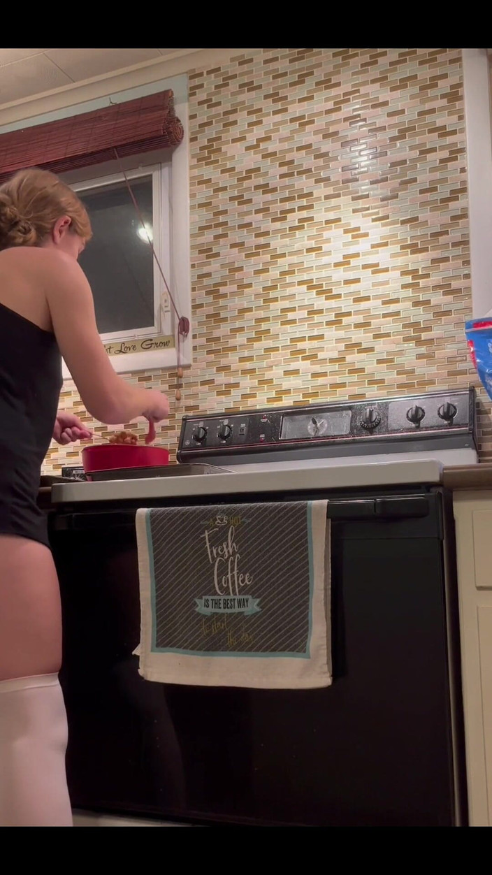 EvaSummers: Zde je část druhá ze sexy booty tease video me cooking...