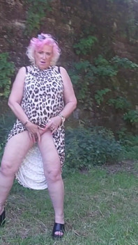 Une salope mature se doigte la chatte dehors jusqu’à l’explosion