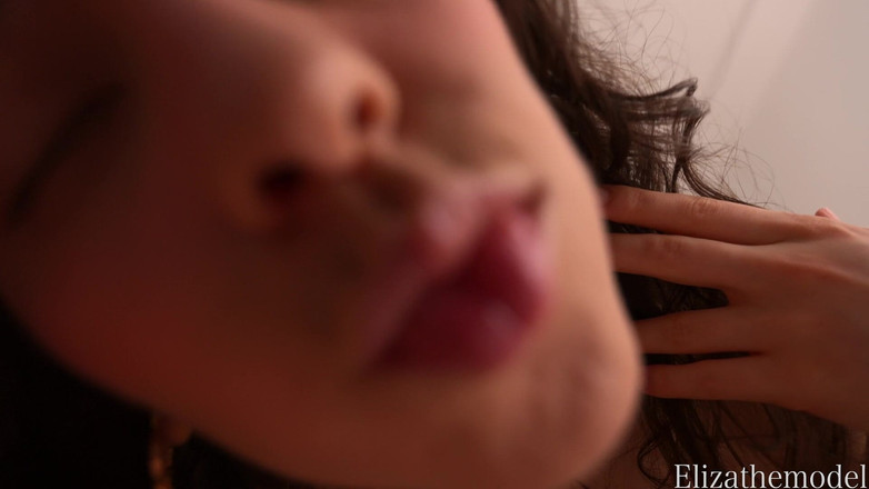 ElizaTheModel: 我是你的生日礼物