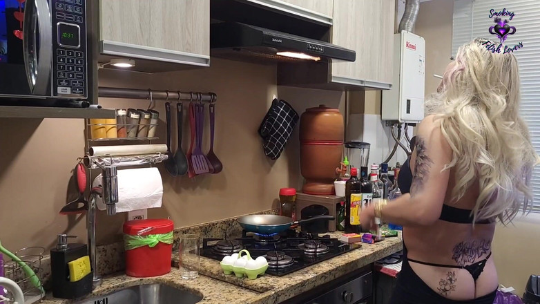 HollyCox: ビッチ喫煙と料理