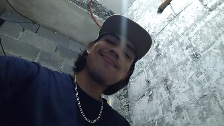 AlexAlejandro13: Sexy man brengt haar tijd door in de badkamer en...