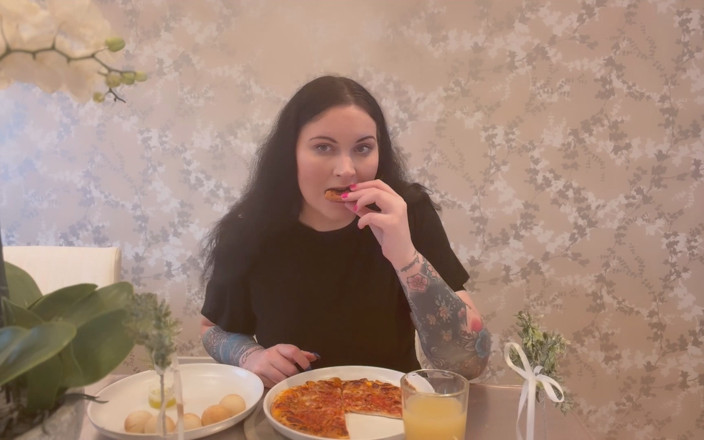 MissFFW: Fräulein Ffw essen käse pizza und doughballs