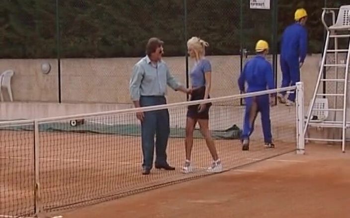 Porno kino: Impresionante rubia alemana follando en una cancha de tenis con...