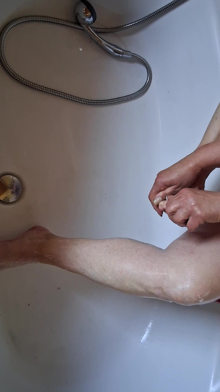 Hot-Pussy66: Миття брудних ніг у ванні