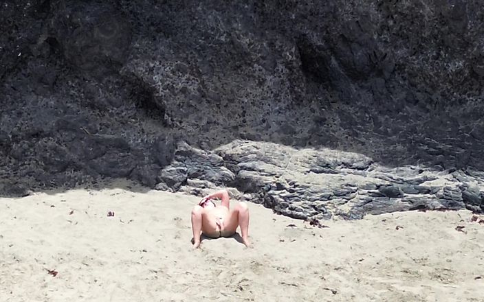 Emma Voyeur: Naakte schoonheid op het strand - drone pov erotische ontspanning
