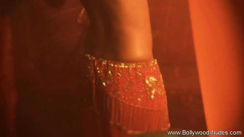 Bollywood Nudes: Adagiate la sua bellezza indiana