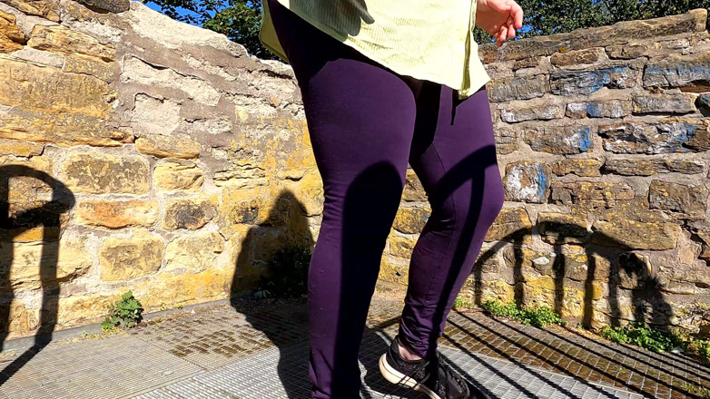 Bouncy Tits Action: Sculaccia le sue tette nude nel castello medievale
