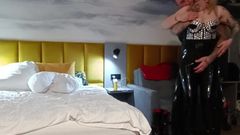 KatrixandCaliforniaLatex: Bohyně Katrix na obličeji Sedí v latexových kalhotách Provokace