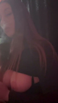 가장 좋아하는 딜도를 가지고 노는 섹시한 솔로 흡연 페티쉬 세션 Artemisia