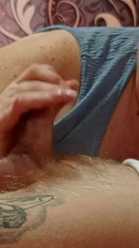 Nachbarin liebt einen langen und tiefen blowjob, während sie einen cumshot guckt