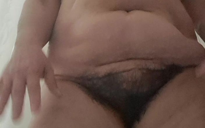Mommy big hairy pussy: Душ перед камерою матідо